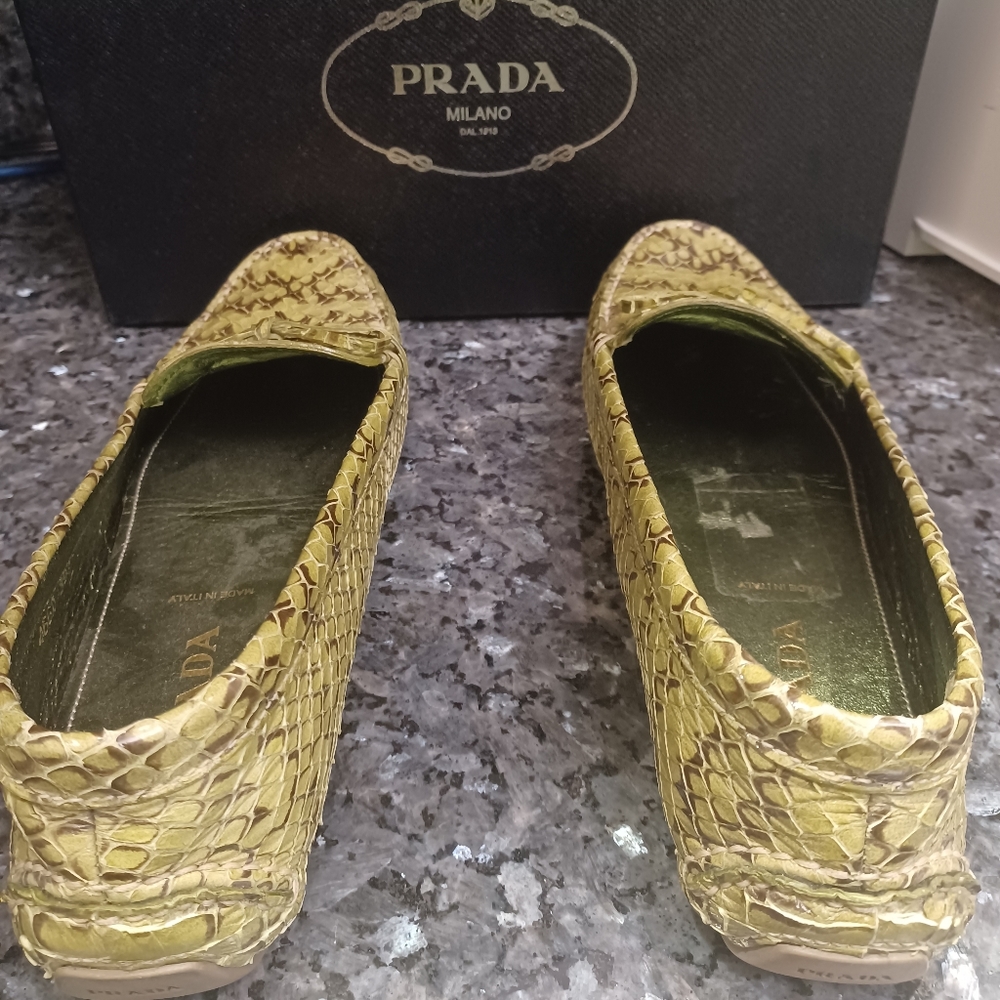 NEW! PRADA WOMEN OLIVE SNAKE SKIN LOAFERS BRAND NEW